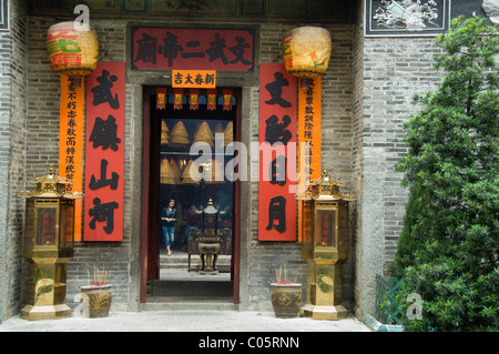 La Chine, Hong Kong, New Territories, Tai Po area. L'entrée au célèbre Temple Man Mo, pendaison de bobines de gravure utilisé comme encens offrant Banque D'Images