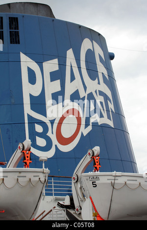 Close-up de l'entonnoir et les canots sur le Peace Boat amarré dans le port de Sydney. Banque D'Images