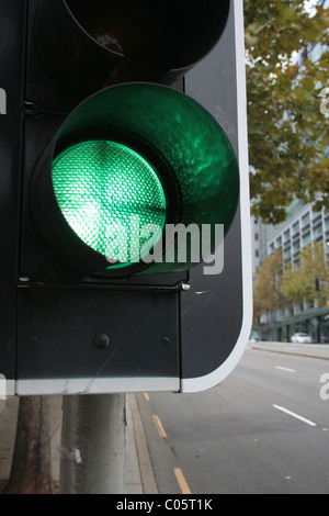 Un signal de trafic Sydney affichant le feu vert pour y aller. L'Australie. Banque D'Images