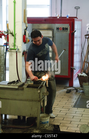 Souffleur de verre travailler chez Villeroy & Boch, usine de verre Wadgassen, Allemagne Banque D'Images