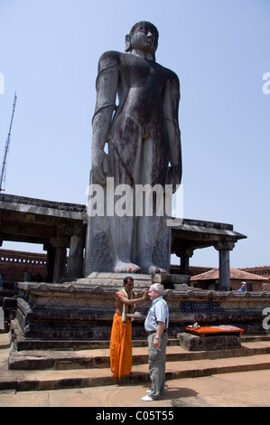 L'Inde, Mangalore, Karkala. Les Jainistes religion Temple, c. 1432 AD. Fameux géant 42 pieds de haut statue en pierre monolithique. Banque D'Images