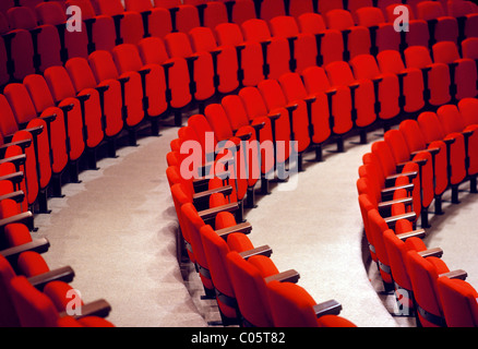 Les lignes incurvées de fauteuils rouges dans un auditorium. Banque D'Images