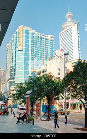 Centre-ville de Shenzhen, Guangdong, Chine. Tour blanche de Panglin Hôtel derrière du verre bleu du bâtiment commercial Shenhua Banque D'Images