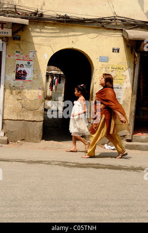 Mère et fille aller à temple hindou.La vie des populations ( l ) les Népalais , la vie dans la rue à Katmandou kathmandu , Népal , Banque D'Images