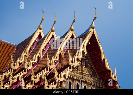 Toit (détail) avec ornement sculpté Eaves, Wat Benchamabophit (Wat Ben), Banglamphu, Bangkok, Thaïlande, Asie du Sud-est Banque D'Images