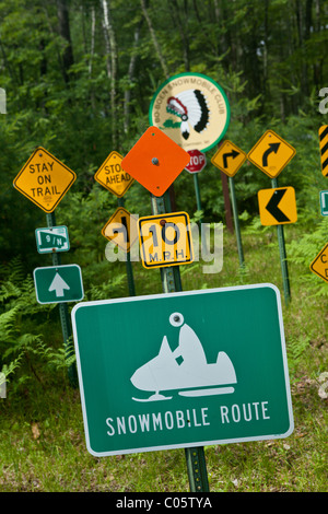 Motoneige La signalisation routière dans les forêts du Wisconsin Northwoods. Banque D'Images