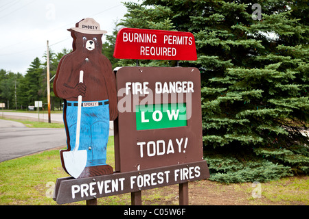 L'ours Smokey fire danger sign dans le Northwoods du Wisconsin. Banque D'Images