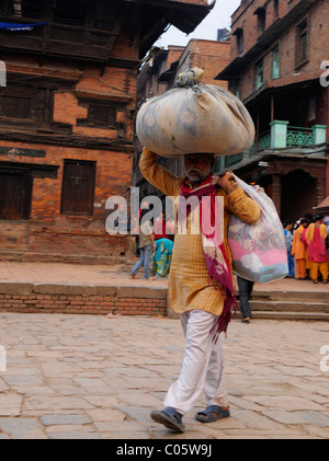 Dame népalais transportant des marchandises sur la tête, la vie des populations ( l ) les Népalais , la vie dans la rue à Katmandou kathmandu , Népal , Banque D'Images