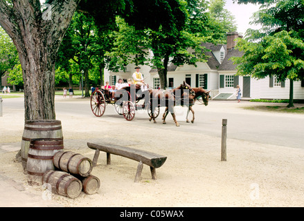 Colonial Williamsburg, Virginia, USA. Living history re-enactment calèche touristique sur Duc de Gloucester Street Banque D'Images