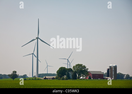 Les tours d'éoliennes sur une ferme à Fond du Lac County Wisconsin. Banque D'Images