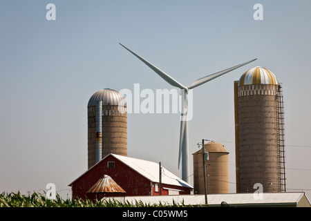 Les tours d'éoliennes sur une ferme à Fond du Lac County Wisconsin. Banque D'Images