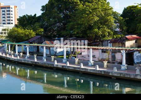 Des cabanes sur la rive de la rivière Malacca (Melaka Sungai) Banque D'Images