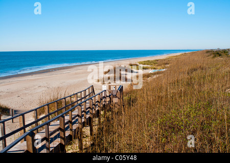 Promenade jusqu'à la plage, à Oak Island, Caroline du Nord. Banque D'Images