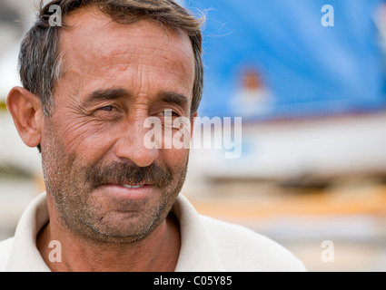 Hassan le boat builder. Hassan le bateau de réparateur de pauses, souriant comme il quitte le bateau au front de mer. Banque D'Images