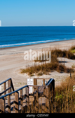 Promenade jusqu'à la plage, à Oak Island, Caroline du Nord. Banque D'Images