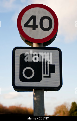 40 Limite de vitesse et vitesse panneau d'avertissement de l'appareil photo Banque D'Images