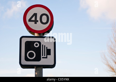 40 Limite de vitesse et vitesse panneau d'avertissement de l'appareil photo Banque D'Images