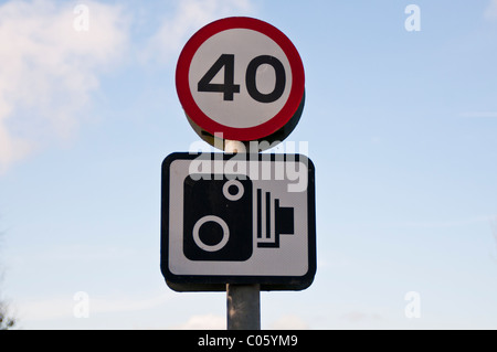 40 Limite de vitesse et vitesse panneau d'avertissement de l'appareil photo Banque D'Images