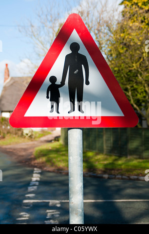 Road sign warning des piétons présents Banque D'Images