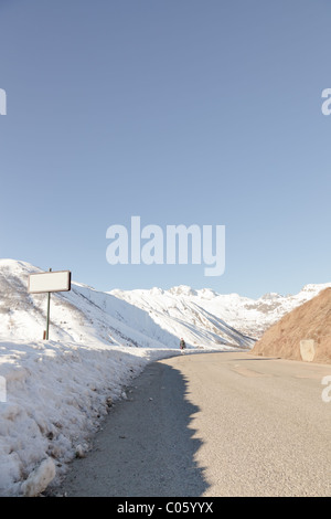 Route avec Ouvrir session hiver neige paysage de montagne. Ciel bleu. Alpes. La France. Banque D'Images