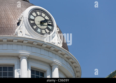 Le temps passe sur une horloge ancienne. Détail de la tour de l'horloge qu'en tête de l'ancien hôtel de ville de Kingston en Ontario au Canada Banque D'Images