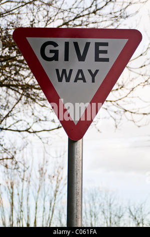 'Céder' road sign Banque D'Images