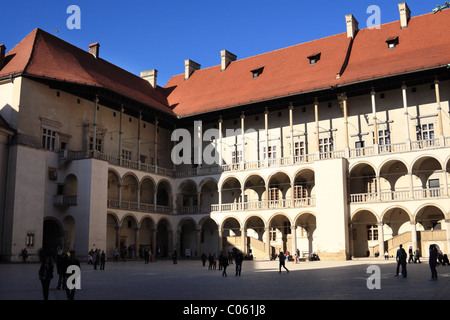 Cour Renaissance du château royal de Wawel, Cracovie, Pologne. Banque D'Images