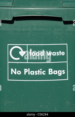 Un bac à déchets verts en attente d'un conseil hebdomadaire collection dans un village de campagne britannique. Les déchets va pour le compostage. Banque D'Images