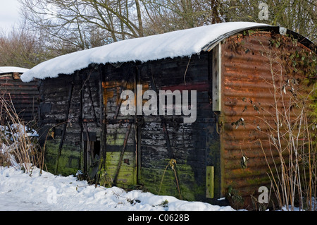 La neige couvrait un vieux wagon de chemin de fer de fret abandonné dans un champ en hiver North Yorkshire Angleterre Royaume-Uni Grande-Bretagne Grande-Bretagne Banque D'Images