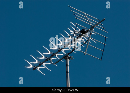 Une antenne de télévision ou d'antenne sur un ciel bleu. Une bonne antenne est nécessaire pour le passage au numérique au Royaume-Uni. Banque D'Images