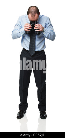 Homme avec des jumelles isolé sur fond blanc Banque D'Images