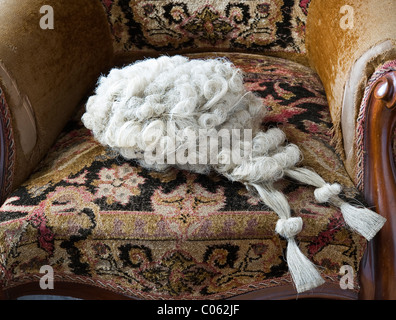 Perruque d'un avocat sur un ancien fauteuil au Judge's Lodging, Presteigne, Powys, Royaume-Uni, un musée primé de la vie victorienne Banque D'Images