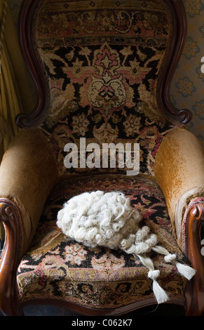 Perruque d'un avocat sur un ancien fauteuil au Judge's Lodging, Presteigne, Powys, Royaume-Uni, un musée primé de la vie victorienne Banque D'Images