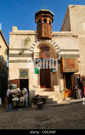 Petite mosquée et boutique de souvenirs dans le centre historique de la ville de Hama, en Syrie, au Moyen-Orient, en Asie de l'Ouest Banque D'Images