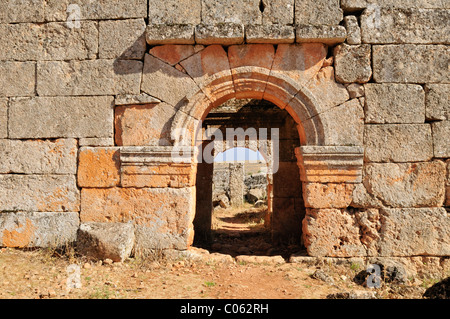 Ruine à byzantin le site archéologique de Serjilla, villes mortes, en Syrie, au Moyen-Orient, en Asie de l'Ouest Banque D'Images