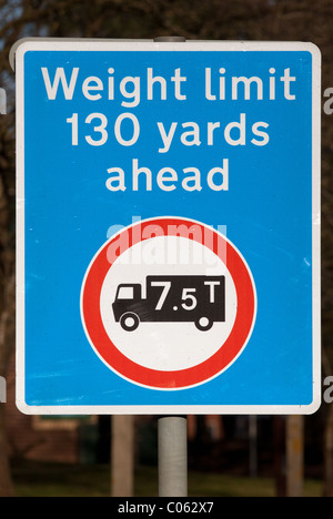 Un UK road sign reading 'limite de poids 130 yards devant' et '7,5T'. Le signe est là pour protéger un ponceau sous la route. Banque D'Images