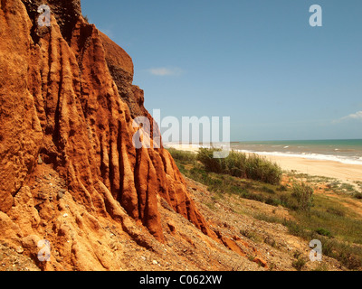 Falaises et plage de Praia da Falesia près de Vilamoura, Algarve, Portugal, Europe Banque D'Images