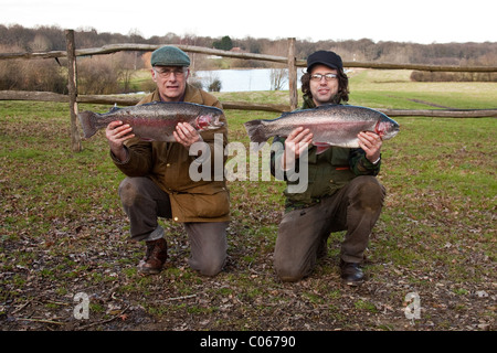 Avec les pêcheurs à la grosse truite arc-en-Blackwool Farm pêche à l'omble. Petworth, West Sussex, Angleterre, Royaume-Uni. Banque D'Images