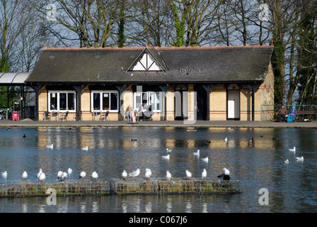 Alexandra Park lac de plaisance et lakeside cafe, Londres, Angleterre Banque D'Images