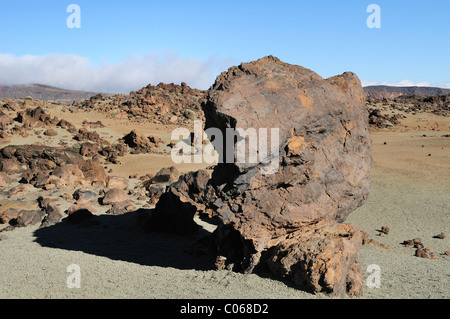 Une énorme pierre volcanique dans un paysage lunaire inhabituelle sur Ténérife aux Canaries Espagne Banque D'Images