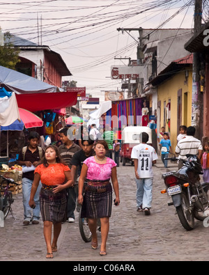 Les changements sociaux et culturels et tex-mex - mode à Chichicastenango, Quiché, Guatemala, Amérique Centrale Banque D'Images