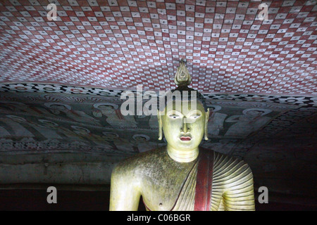 Statue de Bouddha dans un temple, Dambulla Cave temple, Dambulla, Sri Lanka, Province centrale Banque D'Images