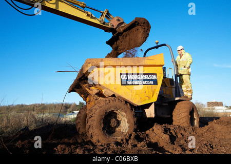 Dump Truck obtenir remplie Pleine de terre Banque D'Images