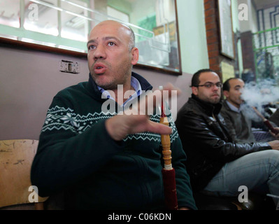 L'homme fume pipe dans cafe au cours de l'agitation civile au Caire, Égypte, 1er février 2011 Banque D'Images