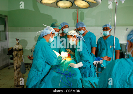 En cours de chirurgie, hôpital, Balinge, région de Batak, l'île de Sumatra, Indonésie, Asie Banque D'Images