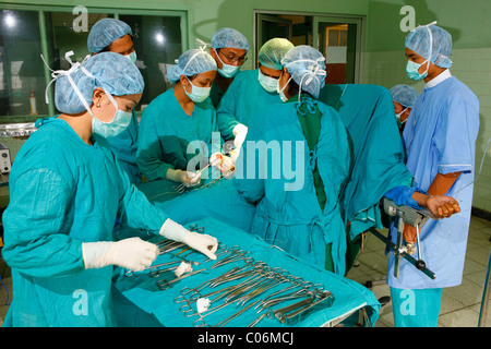 Les Scalpels sont en cours de préparation pour la chirurgie, hôpital, Balinge, région de Batak, l'île de Sumatra, Indonésie, Asie Banque D'Images