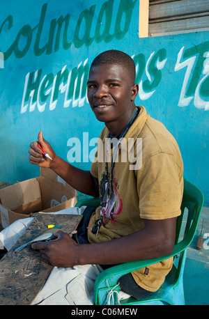 Local rue commerçant la réparation de chaussures, Otrabanda, République Dominicaine Banque D'Images