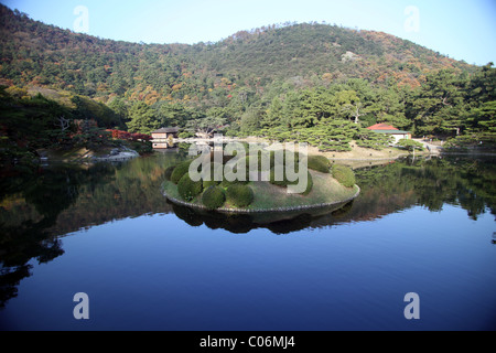 Lac à Ritsurin Koen gardens, Shikoku, Takamatsu, Japon. Banque D'Images