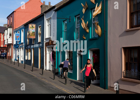Boutiques peint de couleurs vives, dans la ville de Dingle, péninsule de Dingle, comté de Kerry, Irlande Banque D'Images