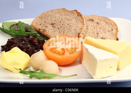 Plowman's déjeuner avec du pain et des cornichons fromages grenier Banque D'Images